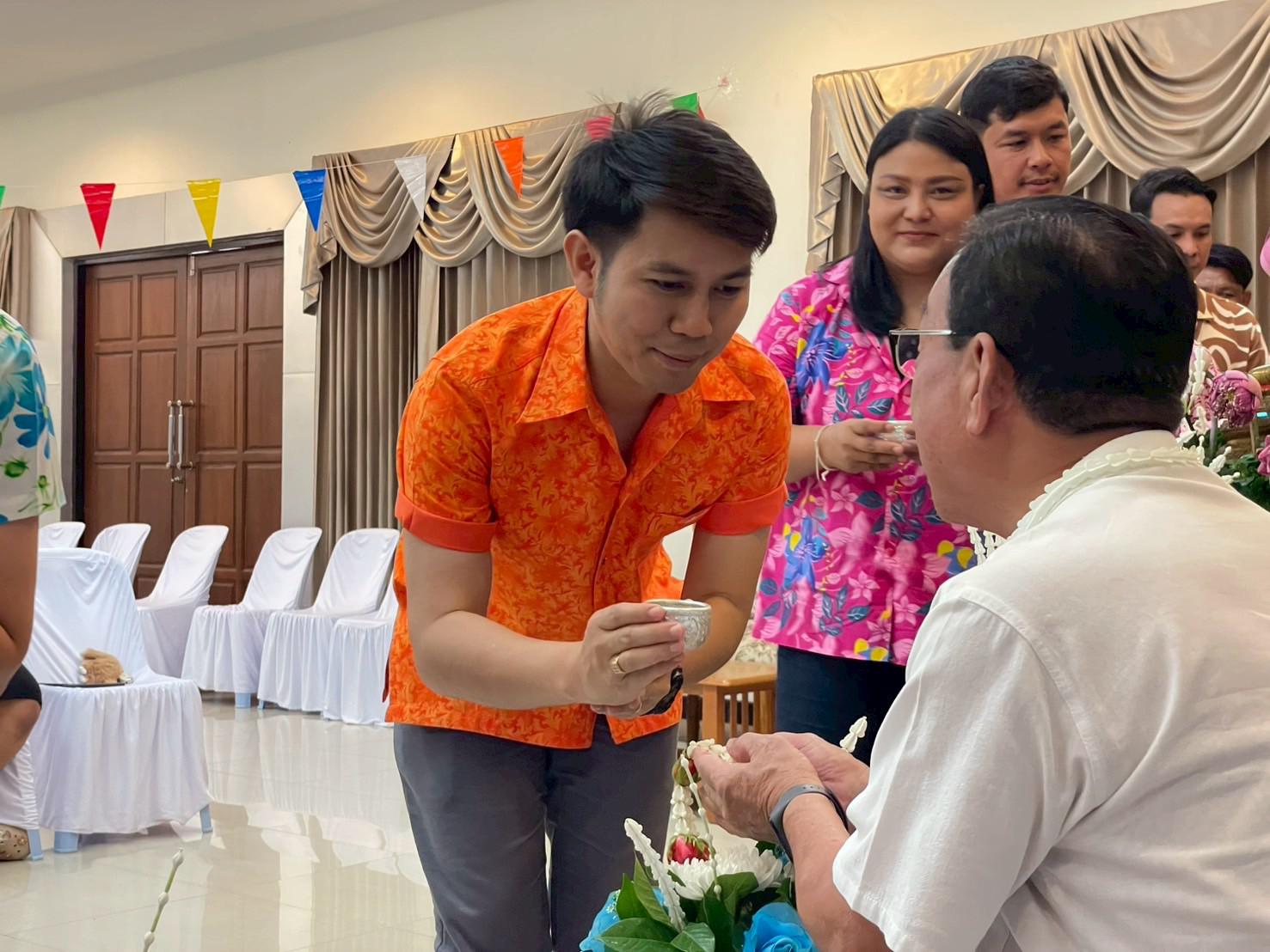 51. วันที่ 26 เมษายน 2568 สาขาการบริหารการศึกษา ได้จัดกิจกรรมรดน้ำดำหัวคณาจารย์ระดับบัณฑิตศึกษา ประจำสาขาการบริหารการศึกษา ณ ห้องประชุมครุร่มสัก 1 ชั้น 3 อาคารคณะครุศาสตร์